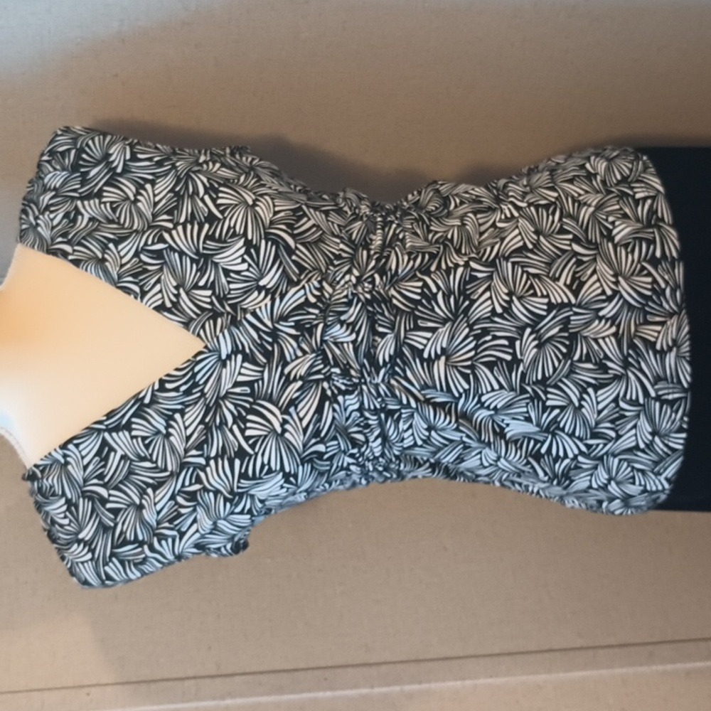 5/$20 Susan Lawrence Medium black and white top